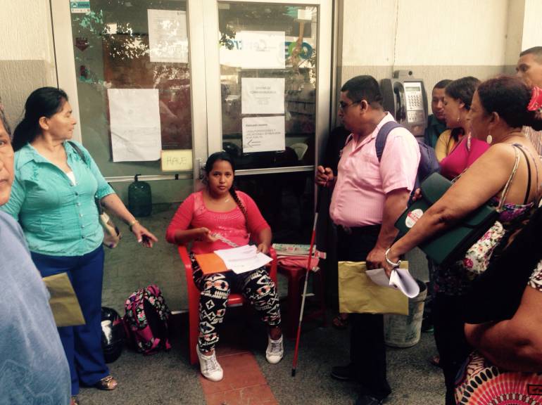 Encadenada y llorando, madre le pide a Minsalud que le salve la vida a su hija