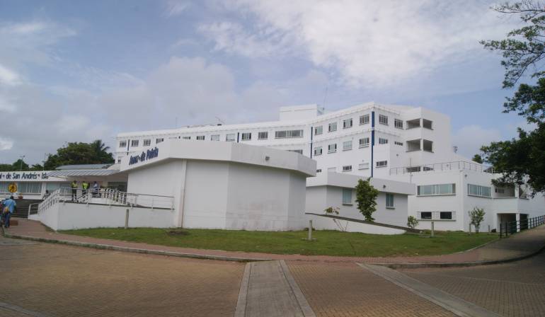 Funcionarios del Hospital de San Andrés en cese de actividades
