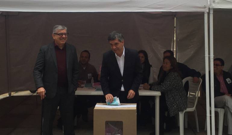 Rafael Pardo votó en compañía del expresidente Cesar Gaviria