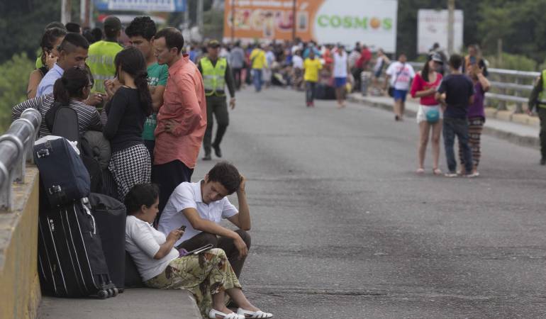 Venezuela impide el paso a niños para realizar la primera comunión en Colombia
