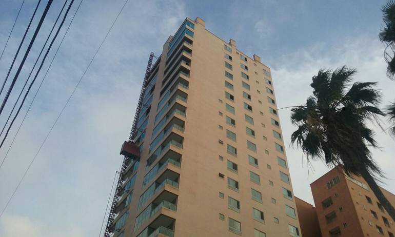 Edificio al norte de Barranquilla, donde quedaron atrapados 5 obreros en un ascensor externo.
