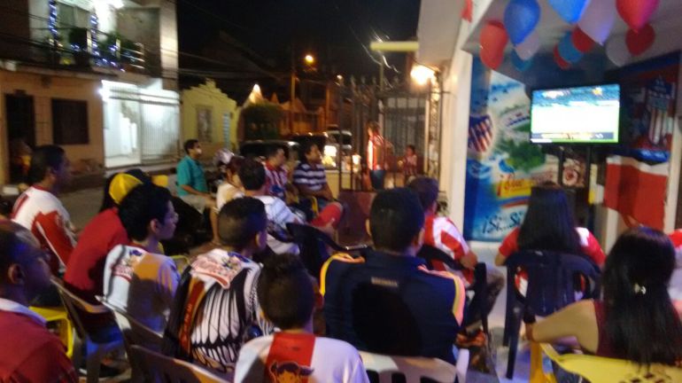 Hinchas del Junior observando la final contra Nacional de Medellín
