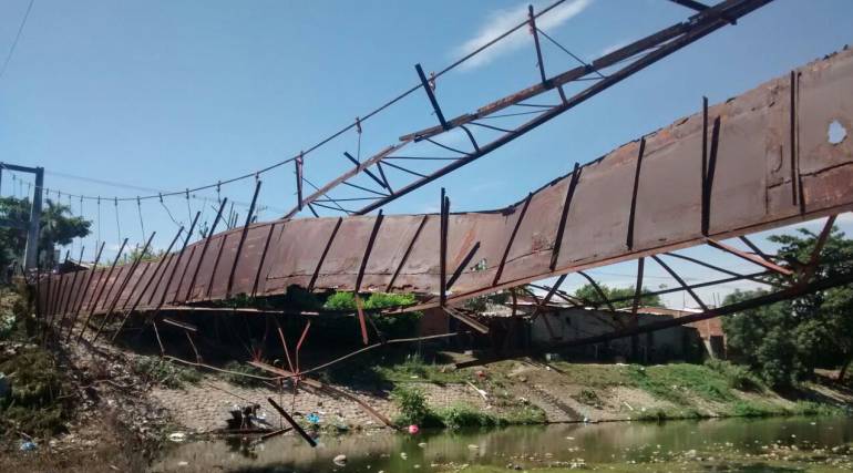 Colapsa puente en Neiva con 18 personas sobre la estructura