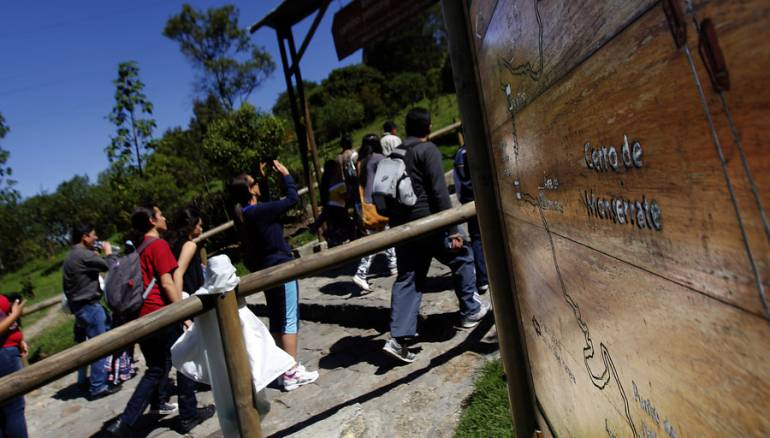 Santos habló con Peñalosa para agilizar arreglos de sendero peatonal de Monserrate