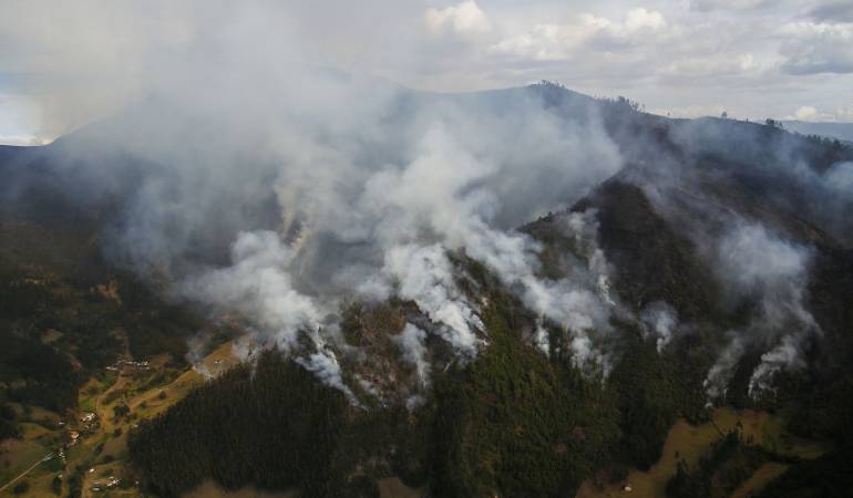 Incendio en Bogotá: Bomberos trabajan para controlar tres incendios forestales en Bogotá