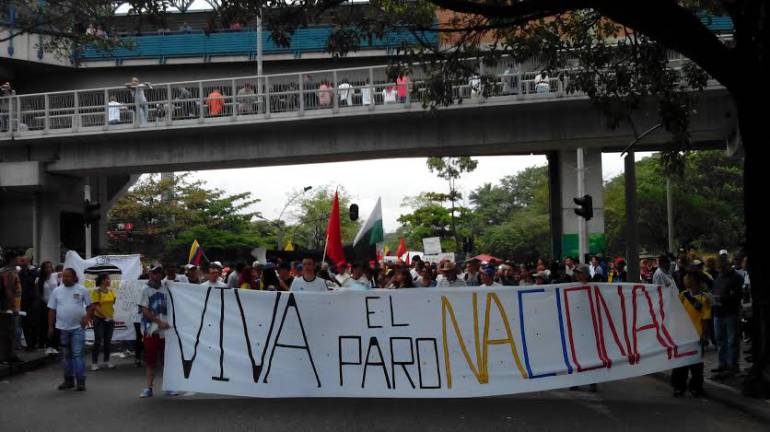 Multitudinaria marcha en Medellín en apoyo al paro nacional indefinido