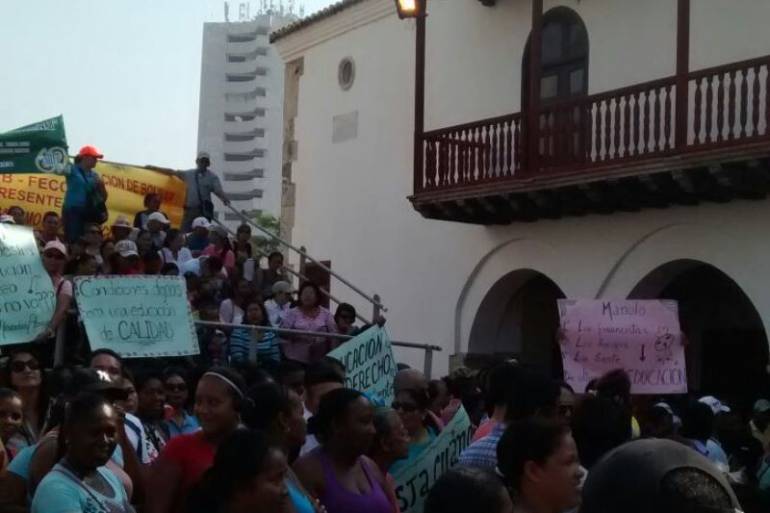 Docentes de Cartagena protestaron por la falta de aseo y vigilancia en colegios