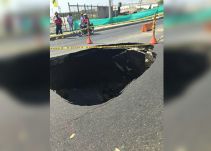 Hueco en la autopista al aeropuerto impide paso de los vehículos