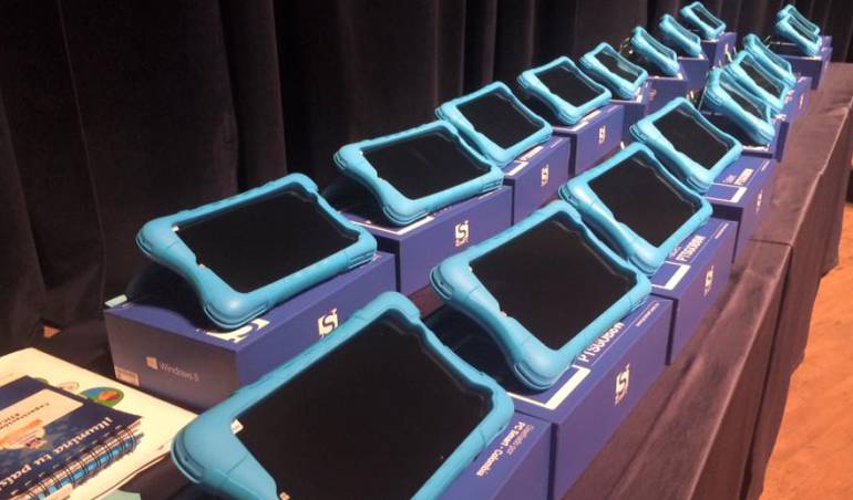 MinTic entrega más tabletas para docentes en Caldas