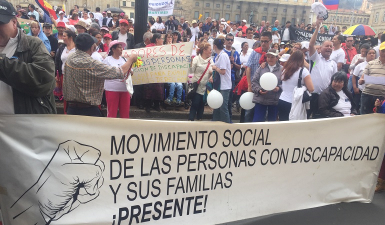 Vendedores y población con algún grado de discapacidad protestan en la Plaza de Bolívar: Vendedores y población con algún grado de discapacidad protestan en la Plaza de Bolívar