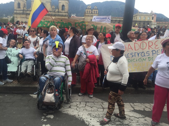 Vendedores y población con algún grado de discapacidad protestan en la Plaza de Bolívar: Vendedores y población con algún grado de discapacidad protestan en la Plaza de Bolívar Vendedores y población con algún grado de discapacidad protestan en la Plaza de Bolívar: Vendedores y población con algún grado de discapacidad protestan en la Plaza de Bolívar