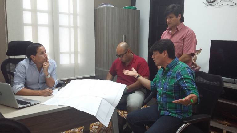 El director de la CRA y los representantes de firma que reclaman propiedad.