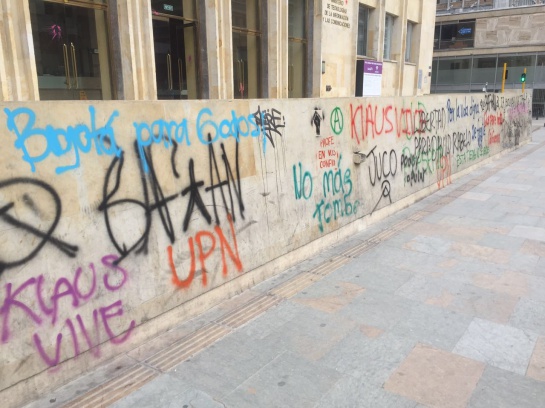 Limpiar los monumentos históricos manchados con aerosol y pintura en Bogotá: $40 millones cuesta limpiar los monumentos históricos manchados con aerosol y pintura Limpiar los monumentos históricos manchados con aerosol y pintura en Bogotá: $40 millones cuesta limpiar los monumentos históricos manchados con aerosol y pintura