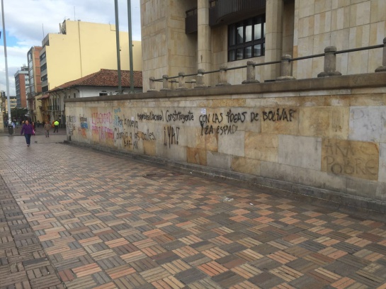 Limpiar los monumentos históricos manchados con aerosol y pintura en Bogotá: $40 millones cuesta limpiar los monumentos históricos manchados con aerosol y pintura Limpiar los monumentos históricos manchados con aerosol y pintura en Bogotá: $40 millones cuesta limpiar los monumentos históricos manchados con aerosol y pintura