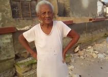 Angustioso llamado de anciana en Tierra Bomba para que el mar no destruya su casa