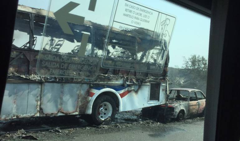 Accidente en la vía Santa Marta Barranquilla deja como resultado dos vehículos incinerados