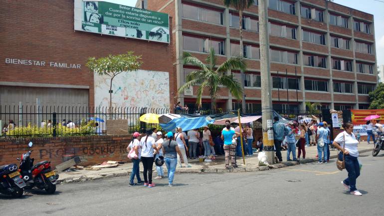 Madres comunitarias protestando frente a sede del Icbf en Medellín.