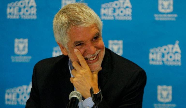 Doctorado de Enrique Peñalosa: Los cuestionamientos al doctorado de Enrique Peñalosa
