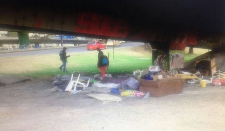Entre $500 y $2.000 cobran habitantes de calle por alquilar dormitorios debajo de los puentes en Bogotá