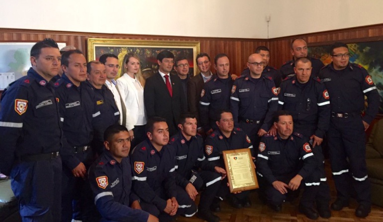 Terremoto Ecuador bomberos Pasto: Reconocen labor de bomberos de Pasto en emergencia por terremoto en Ecuador
