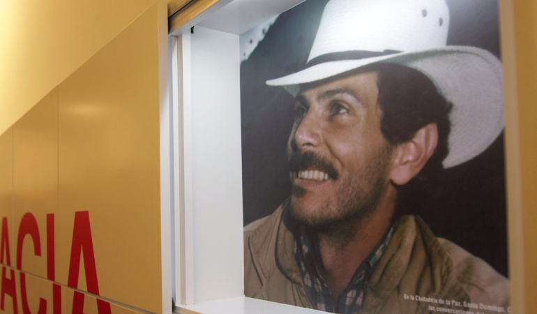 Cuadro de Carlos Pizarro Homenaje: Polémica en Concejo de Bogotá por orden de retirar cuadro de Carlos Pizarro