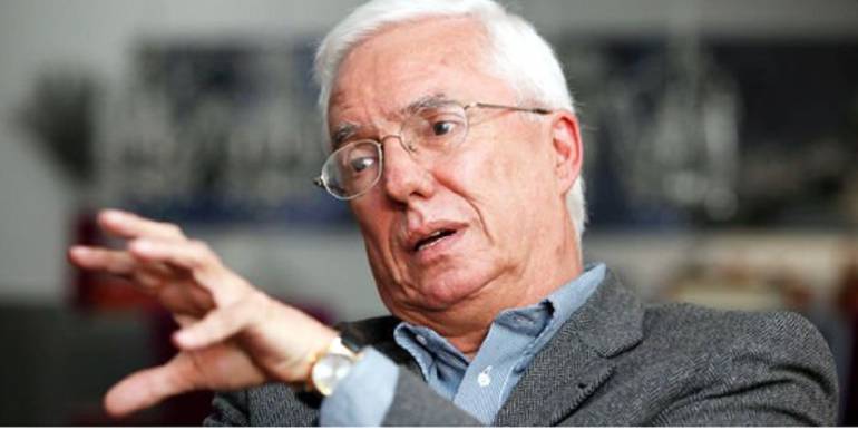 El país necesita un cambio en su política energética, asegura senador Robledo
