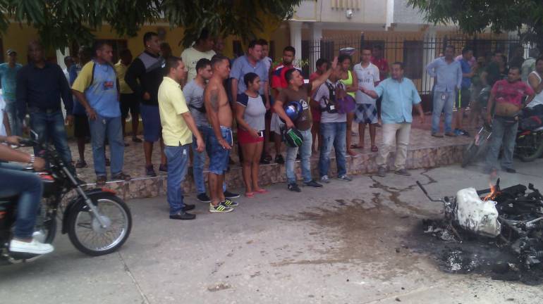 Turba propina golpiza a presunto ladrón y quema motocicleta en la que se desplazaba