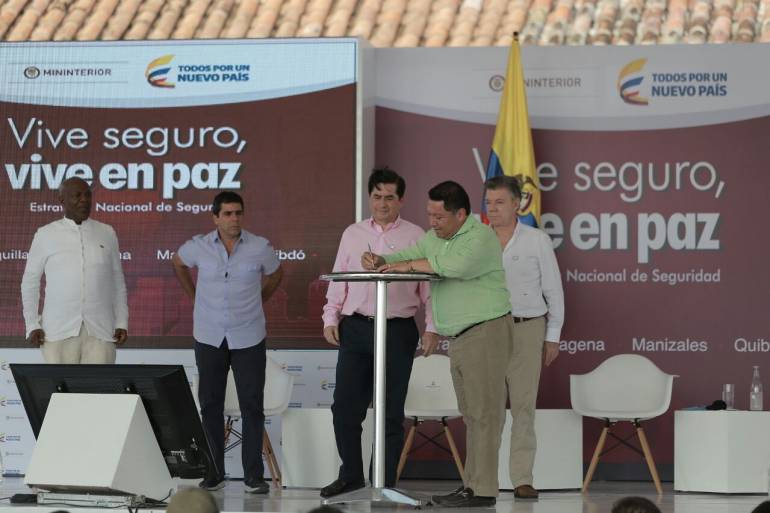 Presidente Santos y alcalde Duque firmaron convenio para cobertura total en cámaras: Presidente Santos y alcalde Duque firmaron convenio para cobertura total en cámaras