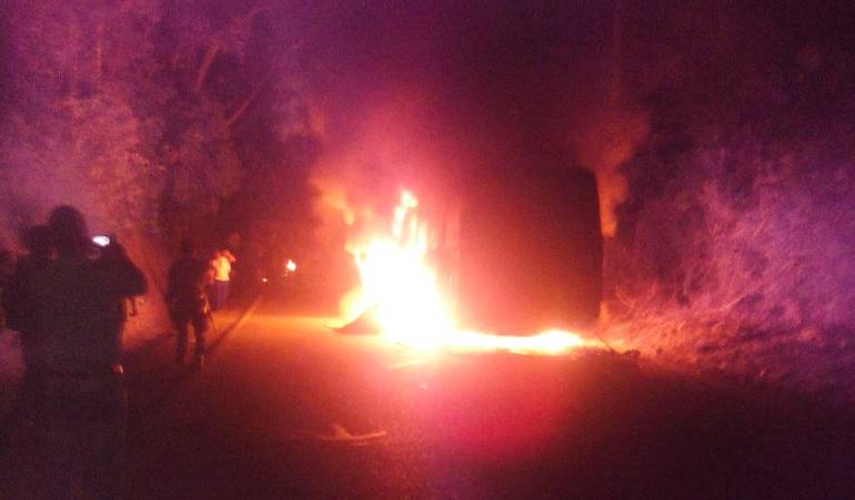 Encapuchados quemaron 2 vehículos en vía de Granada, Antioquia