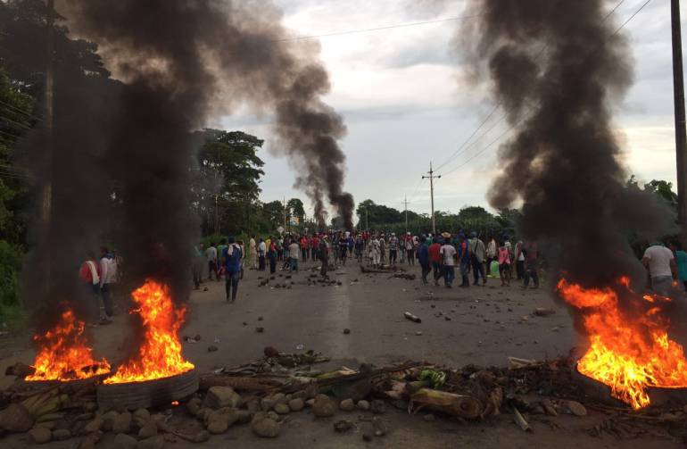 Manifestantes chocoanos bloquean la vía Medellín Urabá: Manifestantes chocoanos bloquean la vía Medellín Urabá