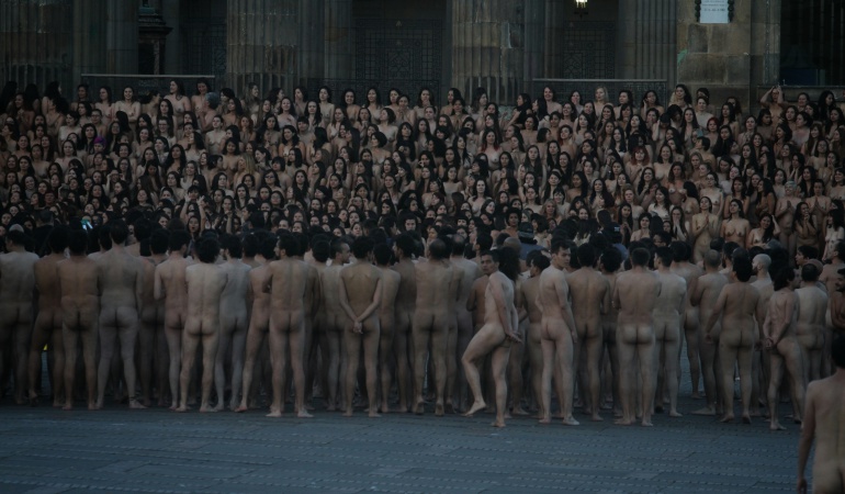 Spencer Tunick desnudo Bogotá: Así se vivió el desnudo de más de 6.000 colombianos en la plaza de Bolívar