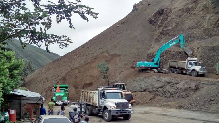 Carreteras: Sigue bloqueo en vía a Buenaventura por derrumbe