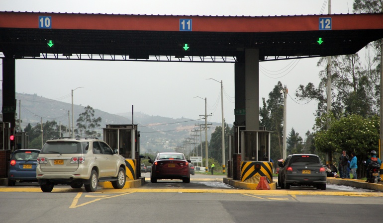 Habitantes celebran la construcción de un puente peatonal en la BTS