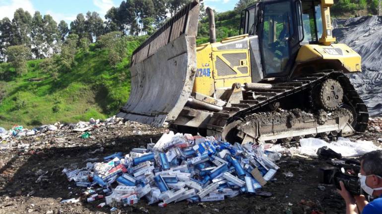 Destruyen licores y cigarrillos de contrabando