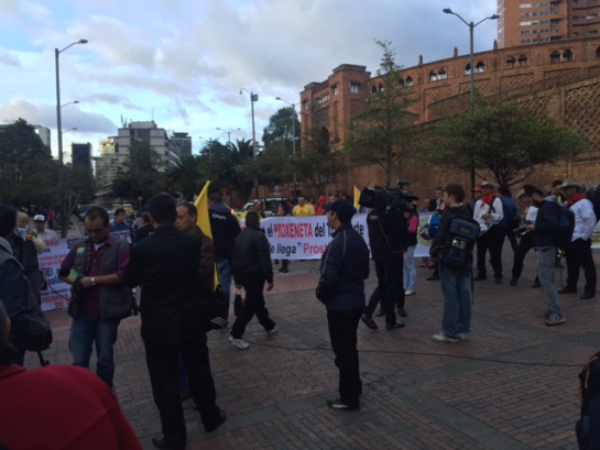 Protesta de taxis en Bogotá: Con papayera inició la protesta de taxis en Bogotá Protesta de taxis en Bogotá: Con papayera inició la protesta de taxis en Bogotá