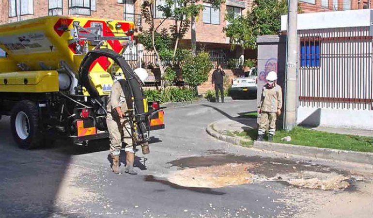 Tapan huecos en la ciudad de Bogotá: IDU tapó esta semana 140 huecos en la salida de Bogotá por la Autopista Norte