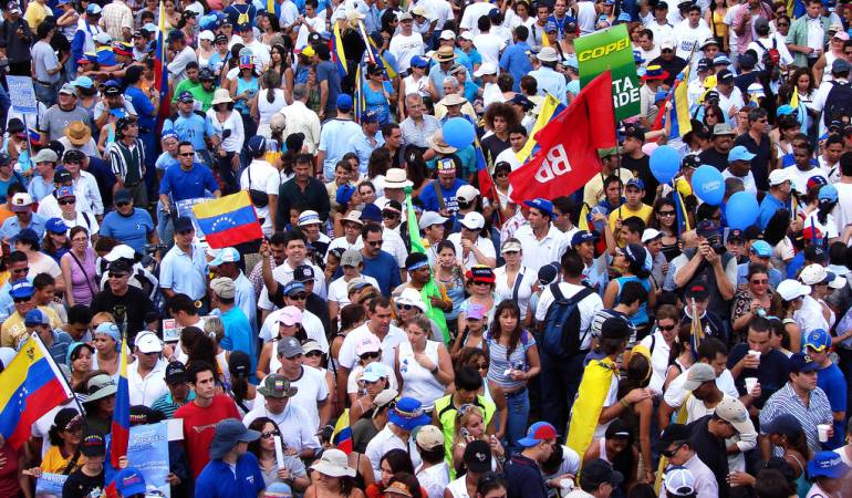 Venezolanos buscan en Colombia alimentos por escasez en el vecino país