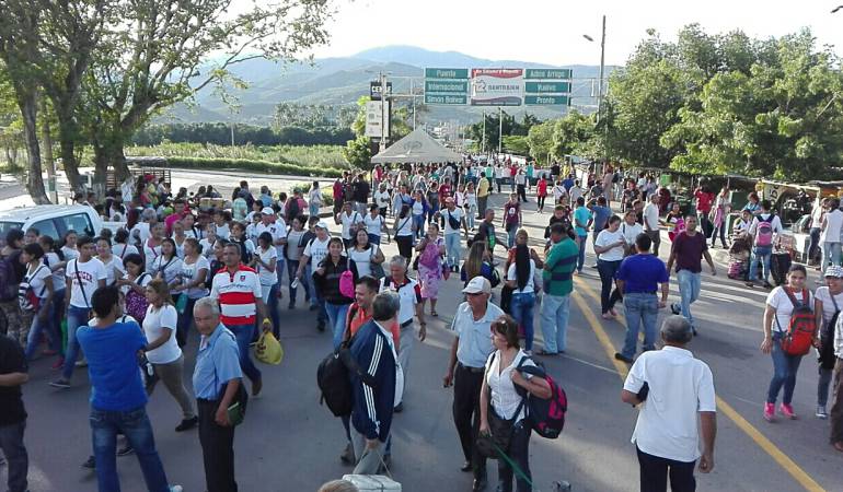 Una avalancha de venezolanos llegó a Cúcuta a buscar abastecimiento