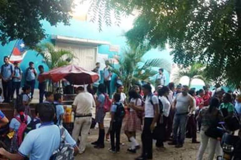 En el Carmen de Bolívar, padres de niñas afectadas con VPH bloquean entrada a colegios: En el Carmen de Bolívar, padres de niñas afectadas con VPH bloquean entrada a colegios