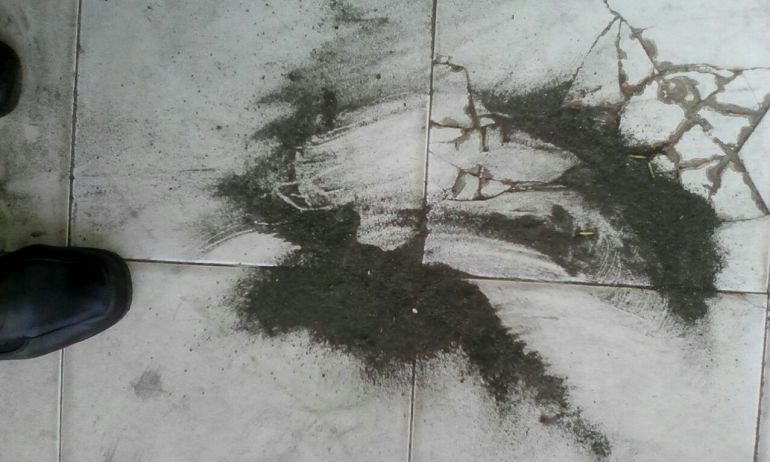 Carbón acumulando en el piso de una de las viviendas del barrio Siape