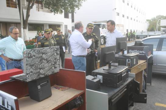 Productos ilegales Parley: Polfa y Rentas combaten la comercialización de productos y juegos de azar ilegales en La Guajira Productos ilegales Parley: Polfa y Rentas combaten la comercialización de productos y juegos de azar ilegales en La Guajira