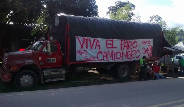 Denuncian agresiones del Esmad hacia camioneros en el Huila: Camioneros que protestan en el Huila denuncian agresiones del Esmad