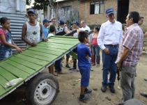 Autoridades locales firman pacto de convivencia con habitantes de "La Chuquia" en la comuna 8