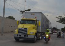 Policía acompaña camiones con carga que ingresan a Barranquilla
