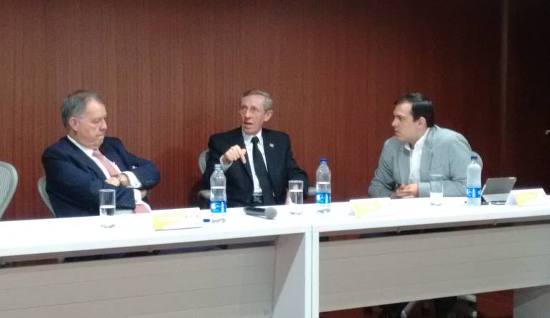 FORO PAZ SENADOR: Senador Navarro Wolff recibió insultos en un foro en Medellín