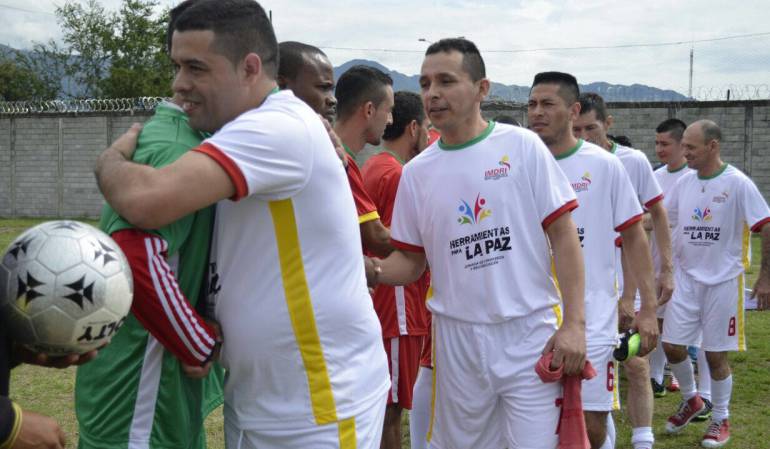Partido excombatientes autodefensas y guerrilla: Excombatientes de las autodefensas y guerrilla juegan partido de fútbol en Ibagué