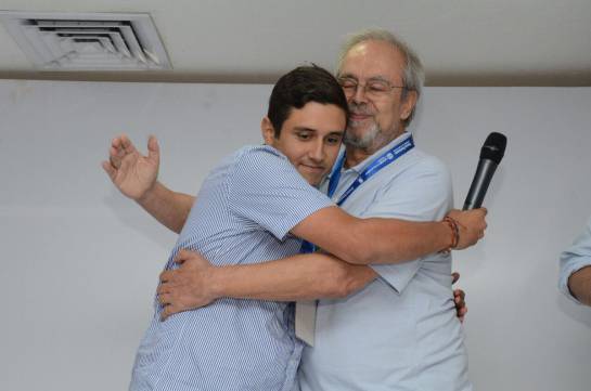 Proceso paz hijo de 'Jorge 40' y hermano de 'Simón Trinidad': Abrazo de reconciliación entre hijo de 'Jorge 40' y hermano de 'Simón Trinidad' en Valledupar Proceso paz hijo de 'Jorge 40' y hermano de 'Simón Trinidad': Abrazo de reconciliación entre hijo de 'Jorge 40' y hermano de 'Simón Trinidad' en Valledupar