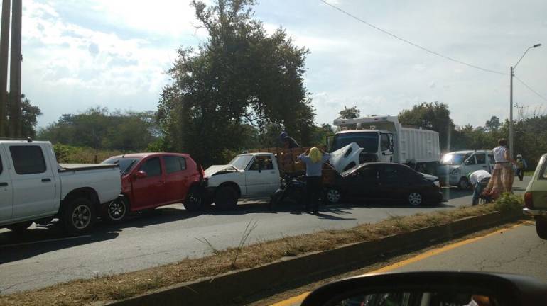 Accidente de tránsito en la vía Jamundi-Cali: Choque de nueve vehículos, deja cerca de 20 heridos en vía Jamundí- Cali