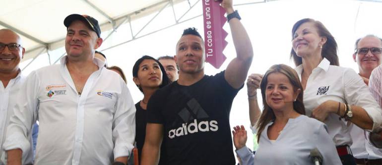Vivienda para pesista vallecaucano: Pesista Olímpico Luis Javier Mosquera ya tiene su casa gratis