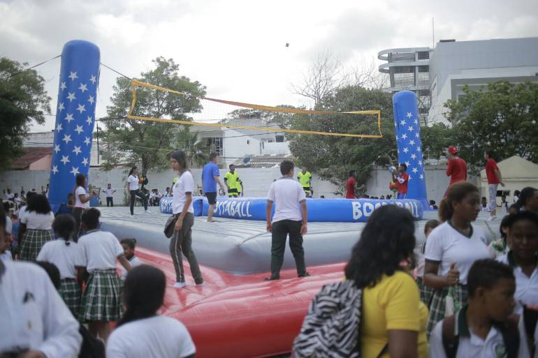En instituciones educativas de Cartagena, se promueve el bossaball: En instituciones educativas de Cartagena, se promueve el bossaball